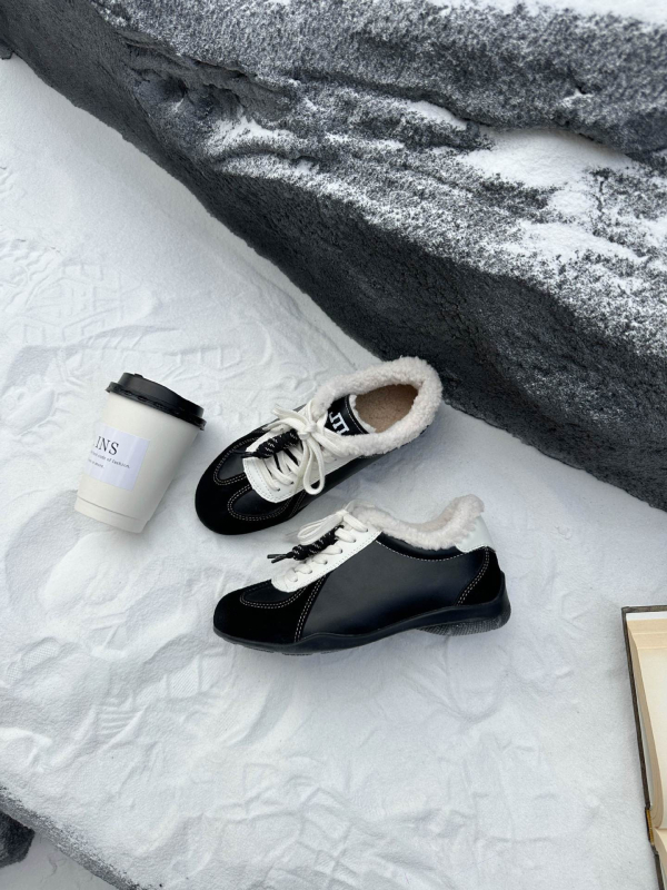 Ženske tenisice inspirirane njemačkim vojnim stilom, gornji dio od kože i tekstila, peta 3–5 cm, prednje vezanje, gumeni potplat