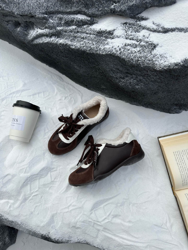 Ženske tenisice inspirirane njemačkim vojnim stilom, gornji dio od kože i tekstila, peta 3–5 cm, prednje vezanje, gumeni potplat