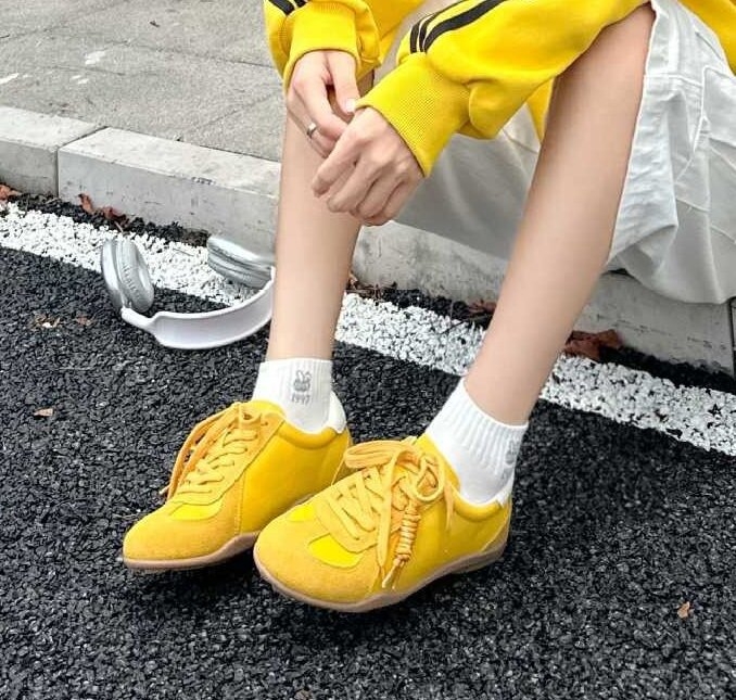 Ženske tenisice inspirirane njemačkim vojnim stilom, gornji dio od kože i tekstila, peta 3–5 cm, prednje vezanje, gumeni potplat