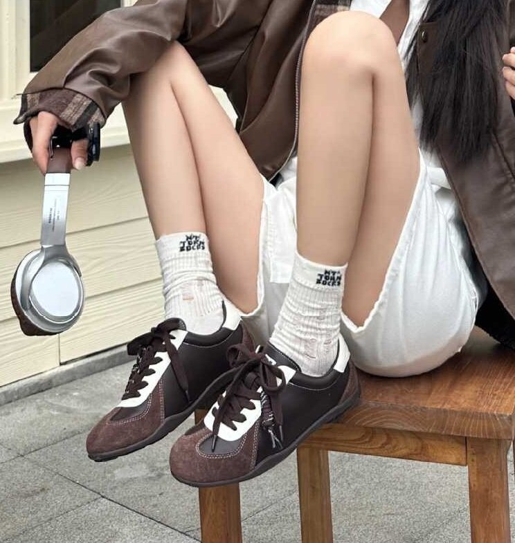 Ženske tenisice inspirirane njemačkim vojnim stilom, gornji dio od kože i tekstila, peta 3–5 cm, prednje vezanje, gumeni potplat