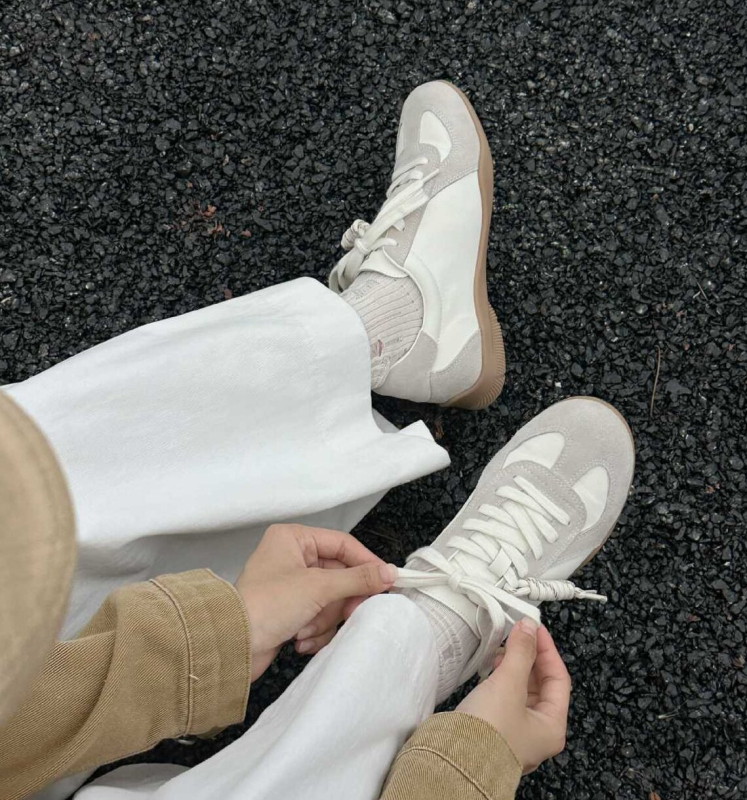 Ženske tenisice inspirirane njemačkim vojnim stilom, gornji dio od kože i tekstila, peta 3–5 cm, prednje vezanje, gumeni potplat