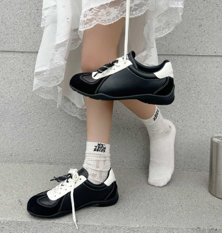 Ženske tenisice inspirirane njemačkim vojnim stilom, gornji dio od kože i tekstila, peta 3–5 cm, prednje vezanje, gumeni potplat