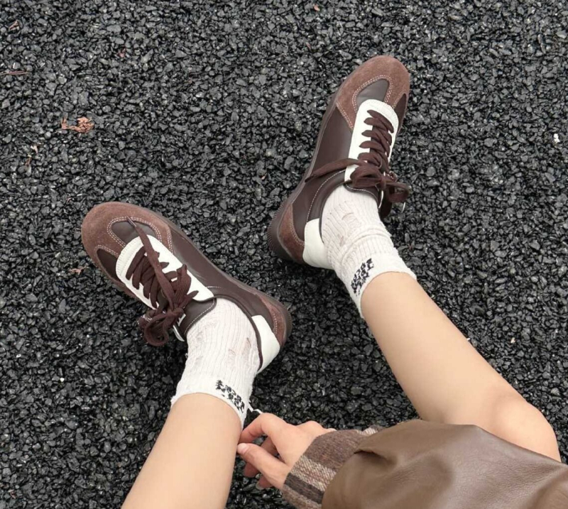 Ženske tenisice inspirirane njemačkim vojnim stilom, gornji dio od kože i tekstila, peta 3–5 cm, prednje vezanje, gumeni potplat