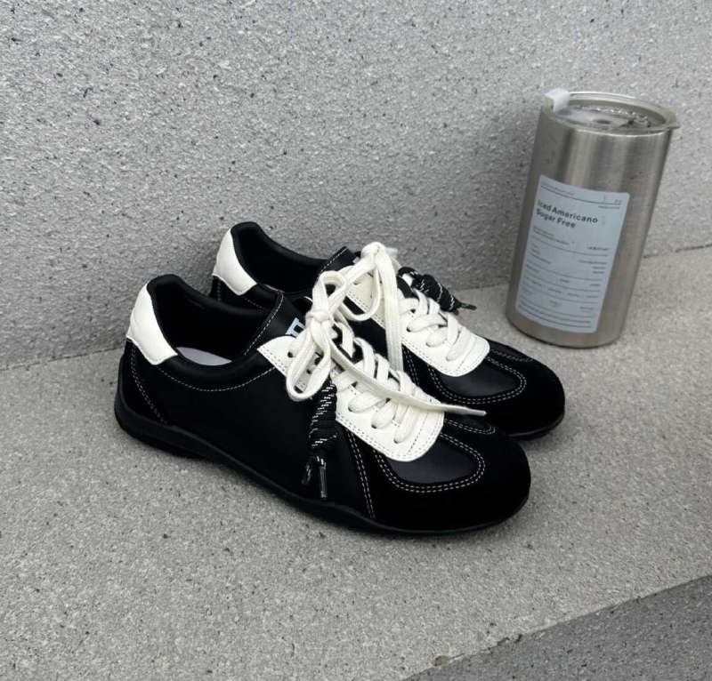 Ženske tenisice inspirirane njemačkim vojnim stilom, gornji dio od kože i tekstila, peta 3–5 cm, prednje vezanje, gumeni potplat