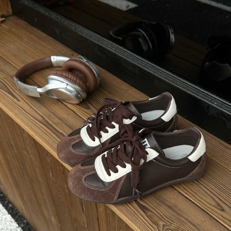 Ženske tenisice inspirirane njemačkim vojnim stilom, gornji dio od kože i tekstila, peta 3–5 cm, prednje vezanje, gumeni potplat