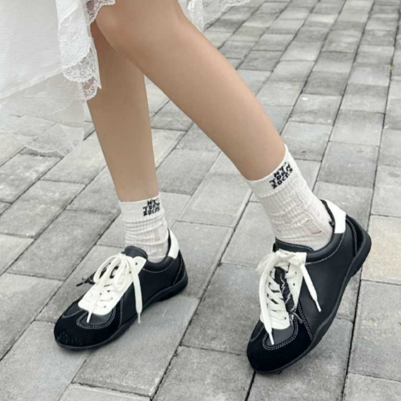 Ženske tenisice inspirirane njemačkim vojnim stilom, gornji dio od kože i tekstila, peta 3–5 cm, prednje vezanje, gumeni potplat