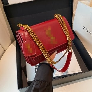 Чанта за рамо с синджир – урбан стил, PU материал; правоъгълна форма; подплата полиестер; закопчаване с покритие; вътрешни джобове: джоб с цип и джоб за телефон; Пролет 2024