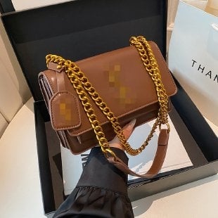 Чанта за рамо с синджир – урбан стил, PU материал; правоъгълна форма; подплата полиестер; закопчаване с покритие; вътрешни джобове: джоб с цип и джоб за телефон; Пролет 2024