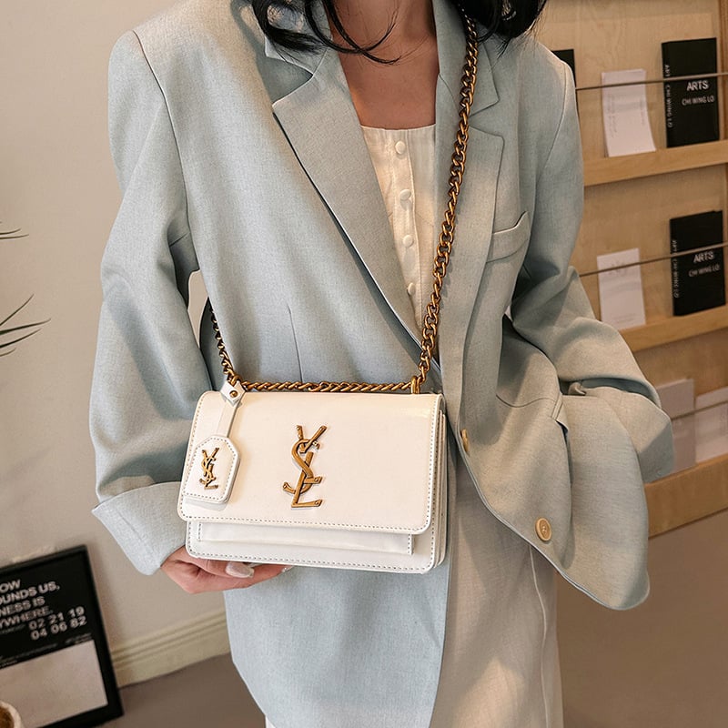 Чанта за рамо с синджир – урбан стил, PU материал; правоъгълна форма; подплата полиестер; закопчаване с покритие; вътрешни джобове: джоб с цип и джоб за телефон; Пролет 2024