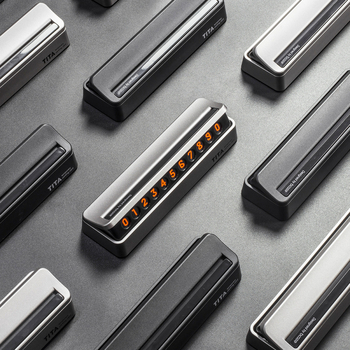 TITA slēgta automobiļu plāksne ar tālruņa numuru • klasiskā modeļa Tita • materiāls: plastika • drukāts logotips • pielāgošana pieejama