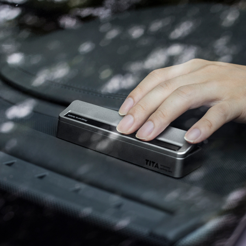 TITA slēgta automobiļu plāksne ar tālruņa numuru • klasiskā modeļa Tita • materiāls: plastika • drukāts logotips • pielāgošana pieejama