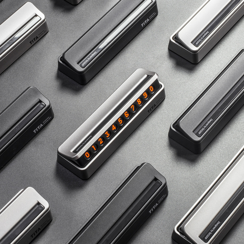 TITA slēgta automobiļu plāksne ar tālruņa numuru • klasiskā modeļa Tita • materiāls: plastika • drukāts logotips • pielāgošana pieejama