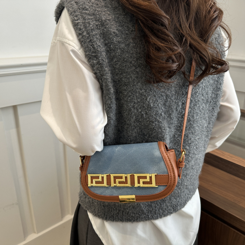 Geantă crossbody PU, formă pătrată orizontală, închidere cu capac, buzunar pentru documente