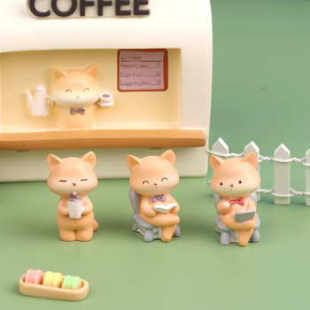 Банка за монети от смола – фигура „Господин Лис“ в кафенето на къщата, стил карикатура, IP‑авторизирано (IP име: Mr. Fox's Coffee Cottage AB) от Xiaozhu Meijia