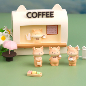 Банка за монети от смола – фигура „Господин Лис“ в кафенето на къщата, стил карикатура, IP‑авторизирано (IP име: Mr. Fox's Coffee Cottage AB) от Xiaozhu Meijia