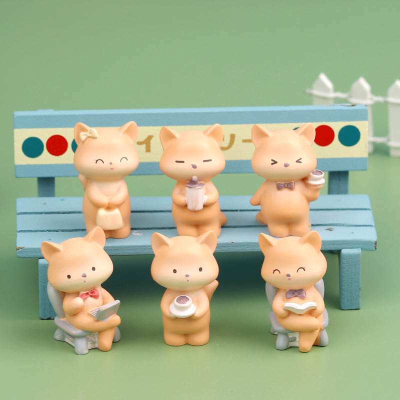 Банка за монети от смола – фигура „Господин Лис“ в кафенето на къщата, стил карикатура, IP‑авторизирано (IP име: Mr. Fox's Coffee Cottage AB) от Xiaozhu Meijia