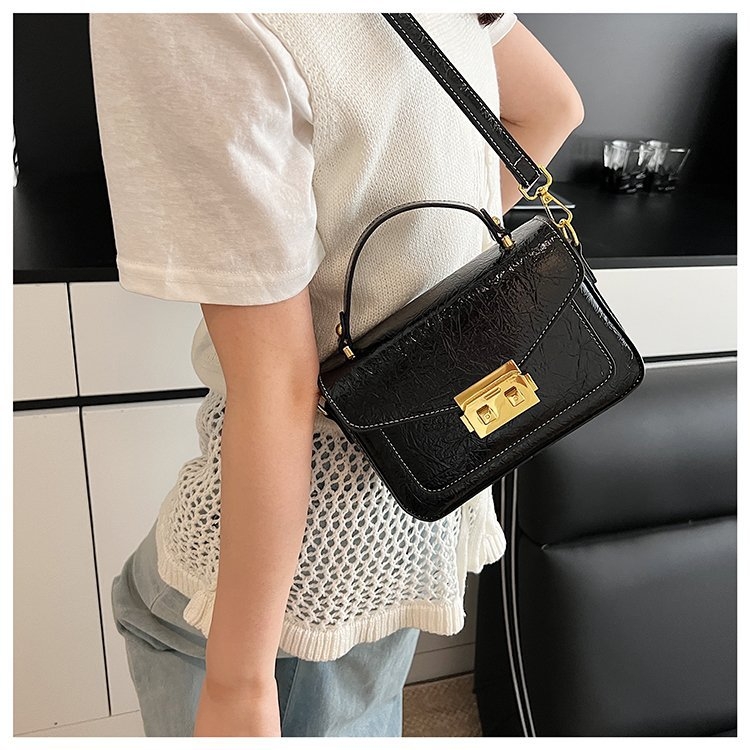 Naistele PU crossbody kott, horisontaalne ruudukujuline kuju, kattega sulgemine, polüestri vooder, üks õlarihm