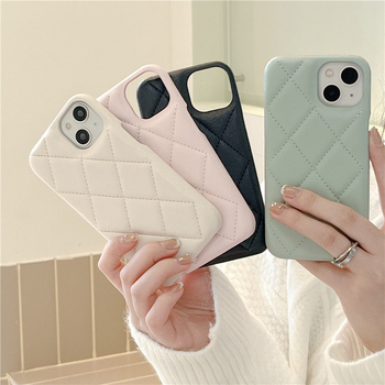 Kućište za iPhone 17 Pro Max u Chanel stilu sa šivenim uzorkom i teksturom lychee, od luksuzne kože.