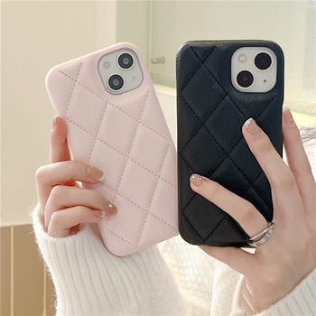 Kućište za iPhone 17 Pro Max u Chanel stilu sa šivenim uzorkom i teksturom lychee, od luksuzne kože.