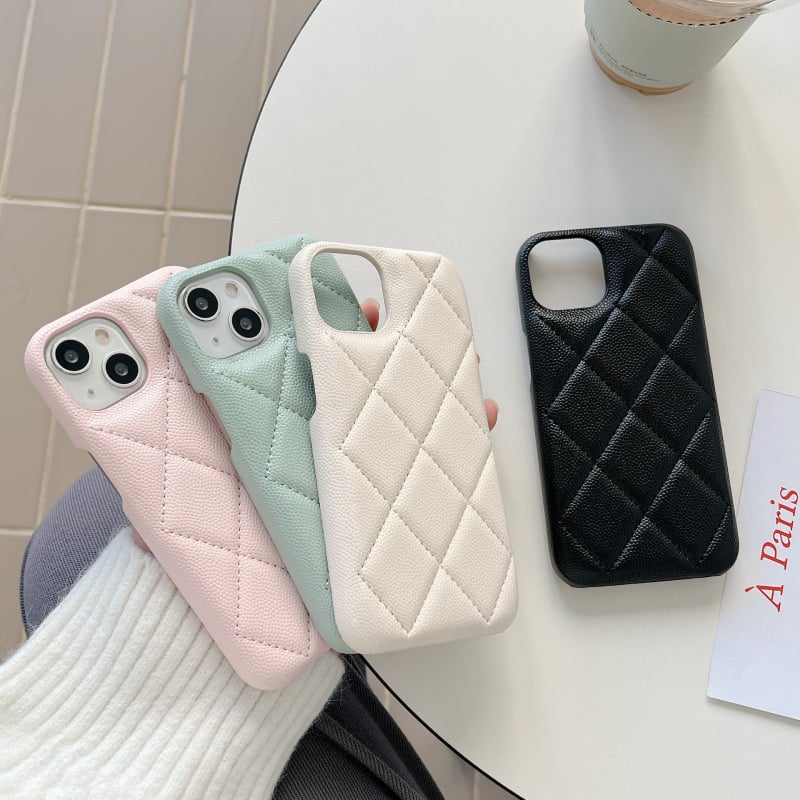 Kućište za iPhone 17 Pro Max u Chanel stilu sa šivenim uzorkom i teksturom lychee, od luksuzne kože.
