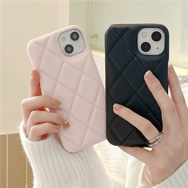 Kućište za iPhone 17 Pro Max u Chanel stilu sa šivenim uzorkom i teksturom lychee, od luksuzne kože.