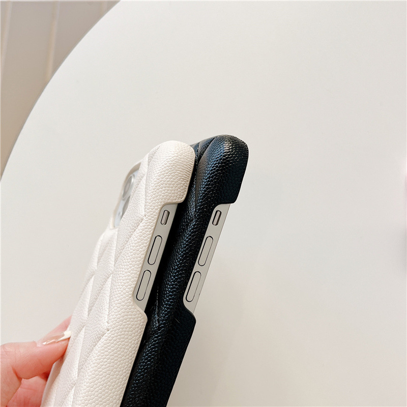 Kućište za iPhone 17 Pro Max u Chanel stilu sa šivenim uzorkom i teksturom lychee, od luksuzne kože.