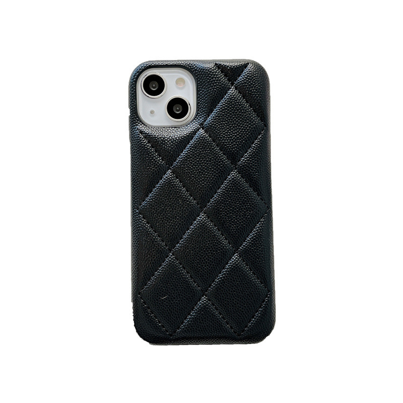 Kućište za iPhone 17 Pro Max u Chanel stilu sa šivenim uzorkom i teksturom lychee, od luksuzne kože.