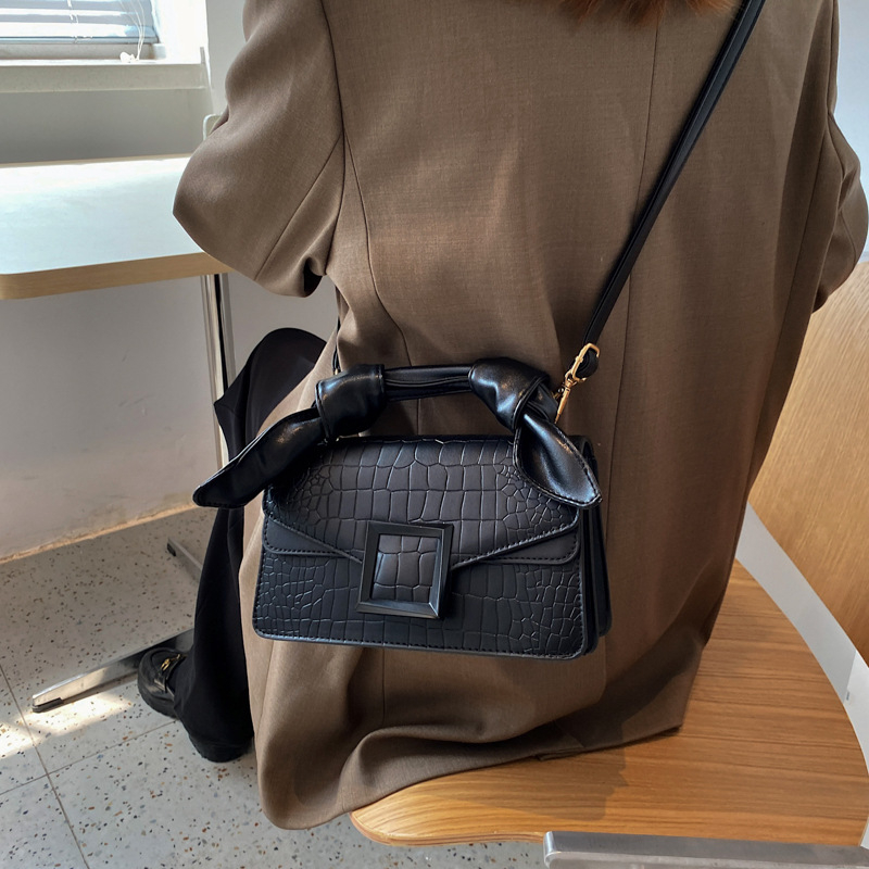 Ženska crossbody torba — gradski stil, PU materijal, horizontalni kvadratni oblik, zatvaranje kapicom, unutarnja podstava od umjetne kože, jedna naramenica