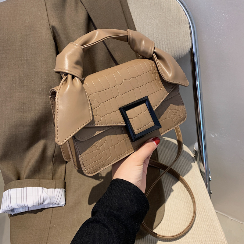 Ženska crossbody torba — gradski stil, PU materijal, horizontalni kvadratni oblik, zatvaranje kapicom, unutarnja podstava od umjetne kože, jedna naramenica