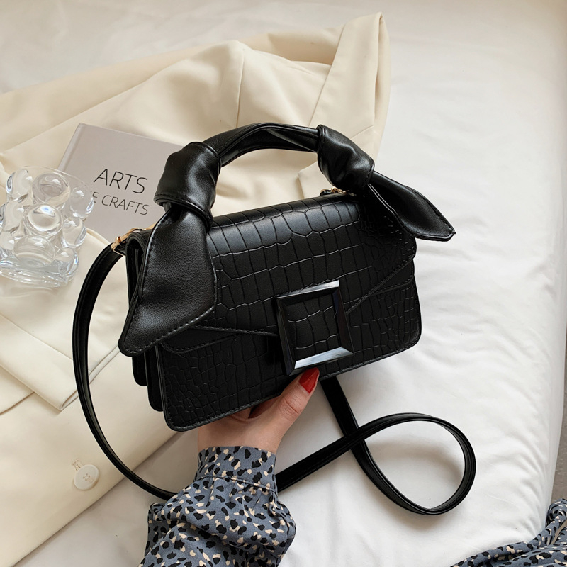 Ženska crossbody torba — gradski stil, PU materijal, horizontalni kvadratni oblik, zatvaranje kapicom, unutarnja podstava od umjetne kože, jedna naramenica