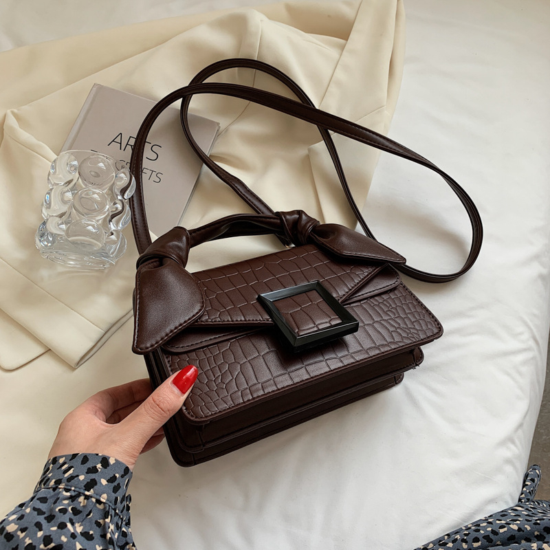 Ženska crossbody torba — gradski stil, PU materijal, horizontalni kvadratni oblik, zatvaranje kapicom, unutarnja podstava od umjetne kože, jedna naramenica