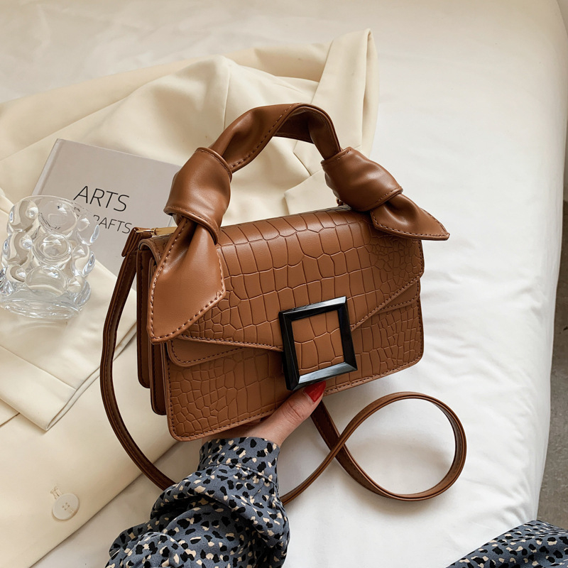 Ženska crossbody torba — gradski stil, PU materijal, horizontalni kvadratni oblik, zatvaranje kapicom, unutarnja podstava od umjetne kože, jedna naramenica