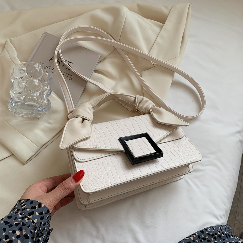 Ženska crossbody torba — gradski stil, PU materijal, horizontalni kvadratni oblik, zatvaranje kapicom, unutarnja podstava od umjetne kože, jedna naramenica