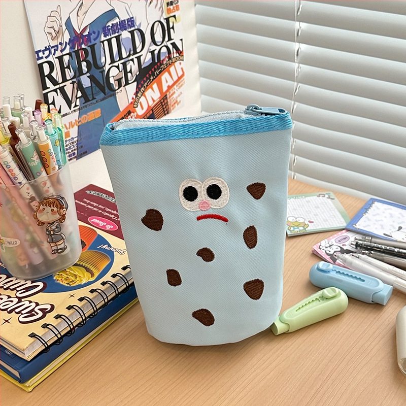 Nailona cilindriskā zīmēšanas somiņa bērniem ar karikatūru dizainu, anime motīvs, elpojoša poliestera iekšpuse.