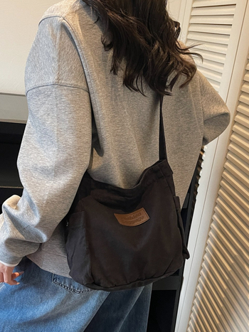 Crossbody torba od platna, horizontalni kvadratni oblik, zatvaranje na zip, unutarnja pretinica za mobitel, jedna naramenica