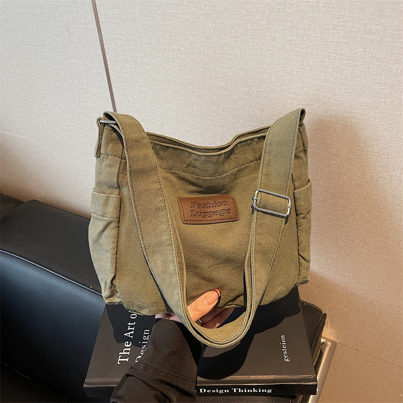 Crossbody torba od platna, horizontalni kvadratni oblik, zatvaranje na zip, unutarnja pretinica za mobitel, jedna naramenica
