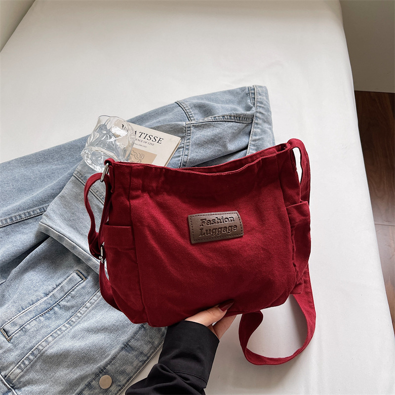 Crossbody torba od platna, horizontalni kvadratni oblik, zatvaranje na zip, unutarnja pretinica za mobitel, jedna naramenica