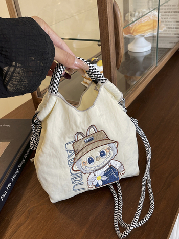 Geantă Ballchain cu broderie Labubu, crossbody cu deschidere în partea superioară, nylon, formă pătrată verticală, buzunar pentru telefon și documente, curea unică