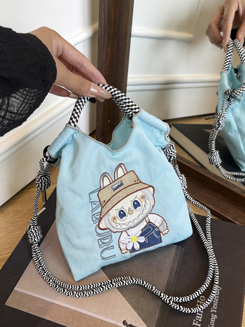 Geantă Ballchain cu broderie Labubu, crossbody cu deschidere în partea superioară, nylon, formă pătrată verticală, buzunar pentru telefon și documente, curea unică