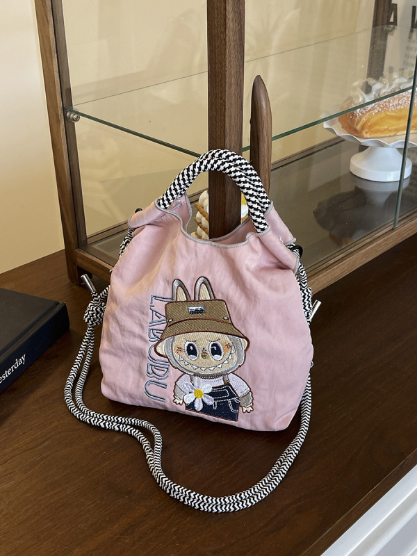 Geantă Ballchain cu broderie Labubu, crossbody cu deschidere în partea superioară, nylon, formă pătrată verticală, buzunar pentru telefon și documente, curea unică