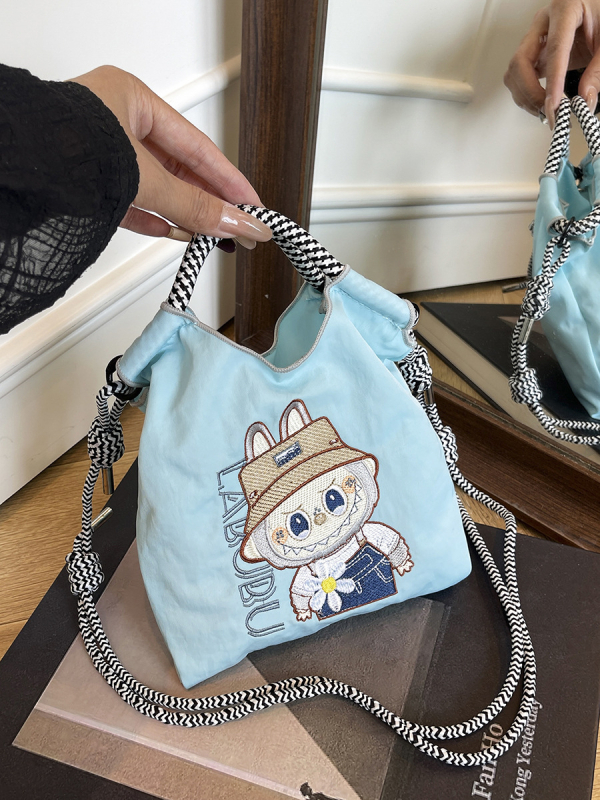 Geantă Ballchain cu broderie Labubu, crossbody cu deschidere în partea superioară, nylon, formă pătrată verticală, buzunar pentru telefon și documente, curea unică
