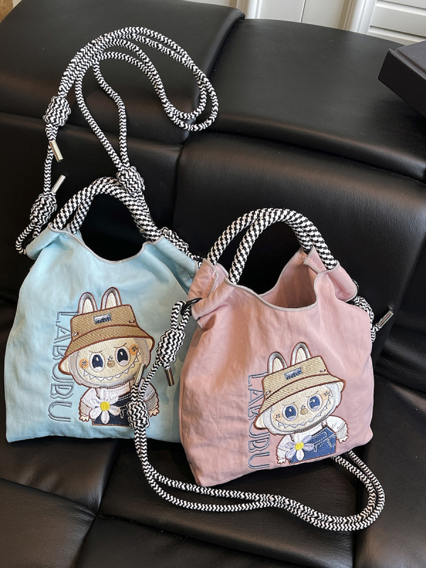 Geantă Ballchain cu broderie Labubu, crossbody cu deschidere în partea superioară, nylon, formă pătrată verticală, buzunar pentru telefon și documente, curea unică