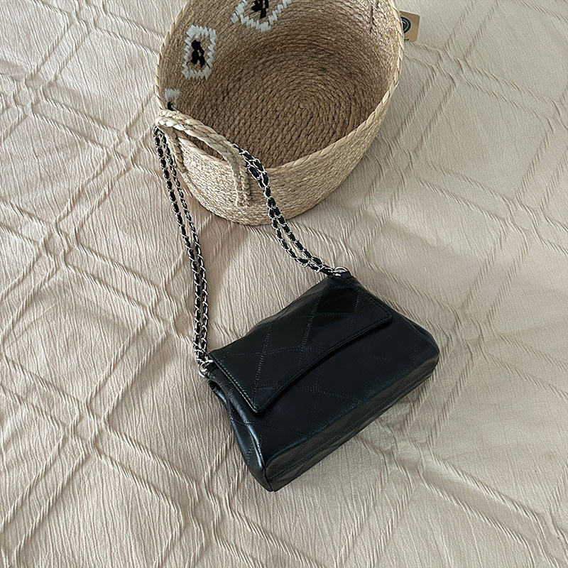 Crossbody kott kettaga riidega, PU materjal, rombimustriline pealispind, sisemine tõmblukukott, polüestervooder