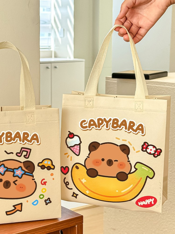 Kapibaras karikatūras somiņa pamatskolai — universāla, bez oderes, dzīvnieku raksts, materiāls: cits, izlaidums 2025. gada pavasarī