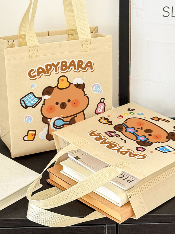 Kapibaras karikatūras somiņa pamatskolai — universāla, bez oderes, dzīvnieku raksts, materiāls: cits, izlaidums 2025. gada pavasarī