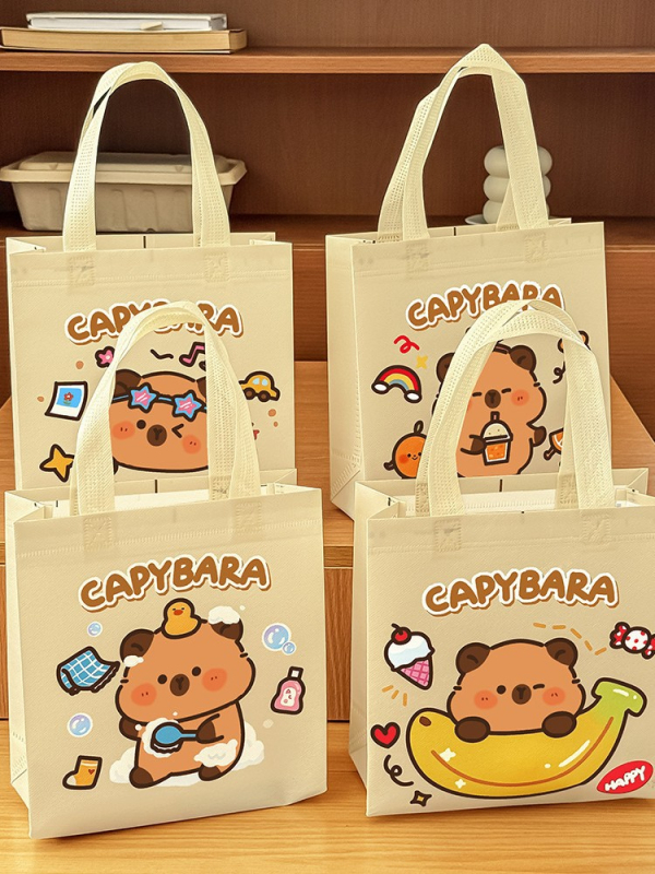 Kapibaras karikatūras somiņa pamatskolai — universāla, bez oderes, dzīvnieku raksts, materiāls: cits, izlaidums 2025. gada pavasarī