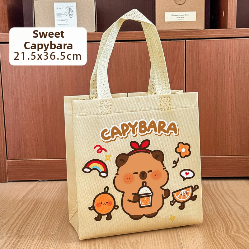 Kapibaras karikatūras somiņa pamatskolai — universāla, bez oderes, dzīvnieku raksts, materiāls: cits, izlaidums 2025. gada pavasarī