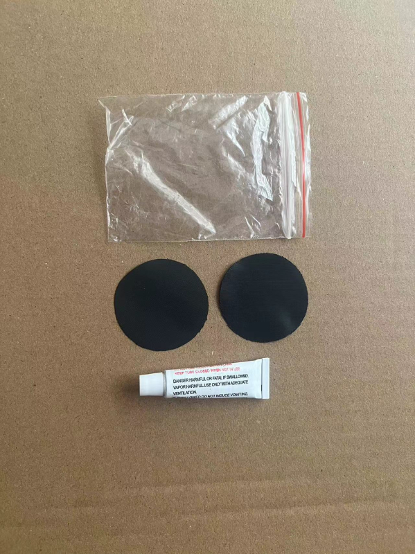 Automobiļā piepūšamā gultas spilvens ar remonta komplektu, remonta šķidrumu, gaisa sūcēju un gaisa uzgali