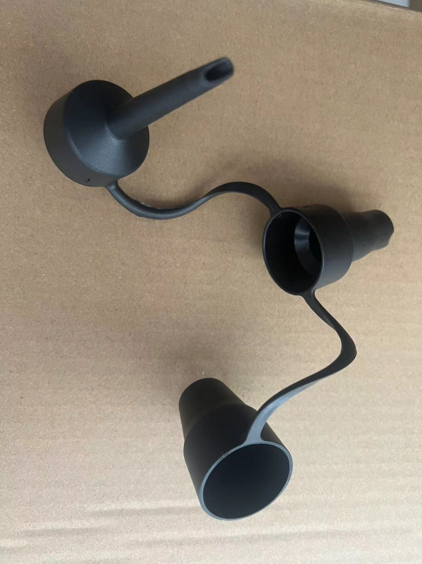 Automobiļā piepūšamā gultas spilvens ar remonta komplektu, remonta šķidrumu, gaisa sūcēju un gaisa uzgali