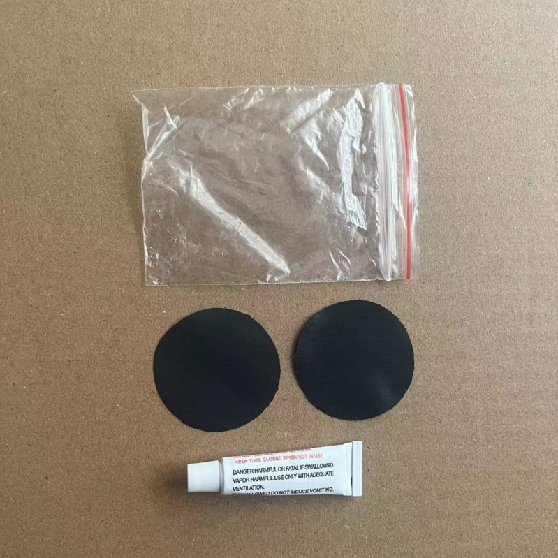 Automobiļā piepūšamā gultas spilvens ar remonta komplektu, remonta šķidrumu, gaisa sūcēju un gaisa uzgali